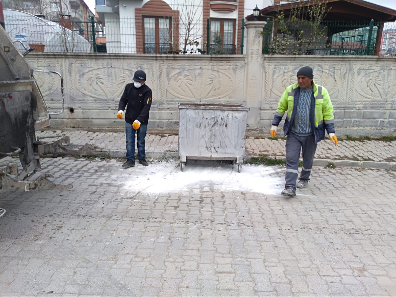Asker bu sefer duayı odun kırarak aldı
